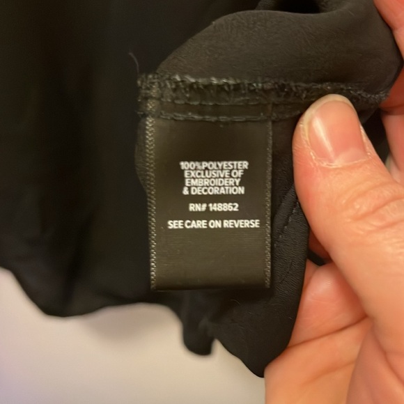 TORRID Black dressy V neck top embroidered cap sleeves size 1 - Picture 5 of 8